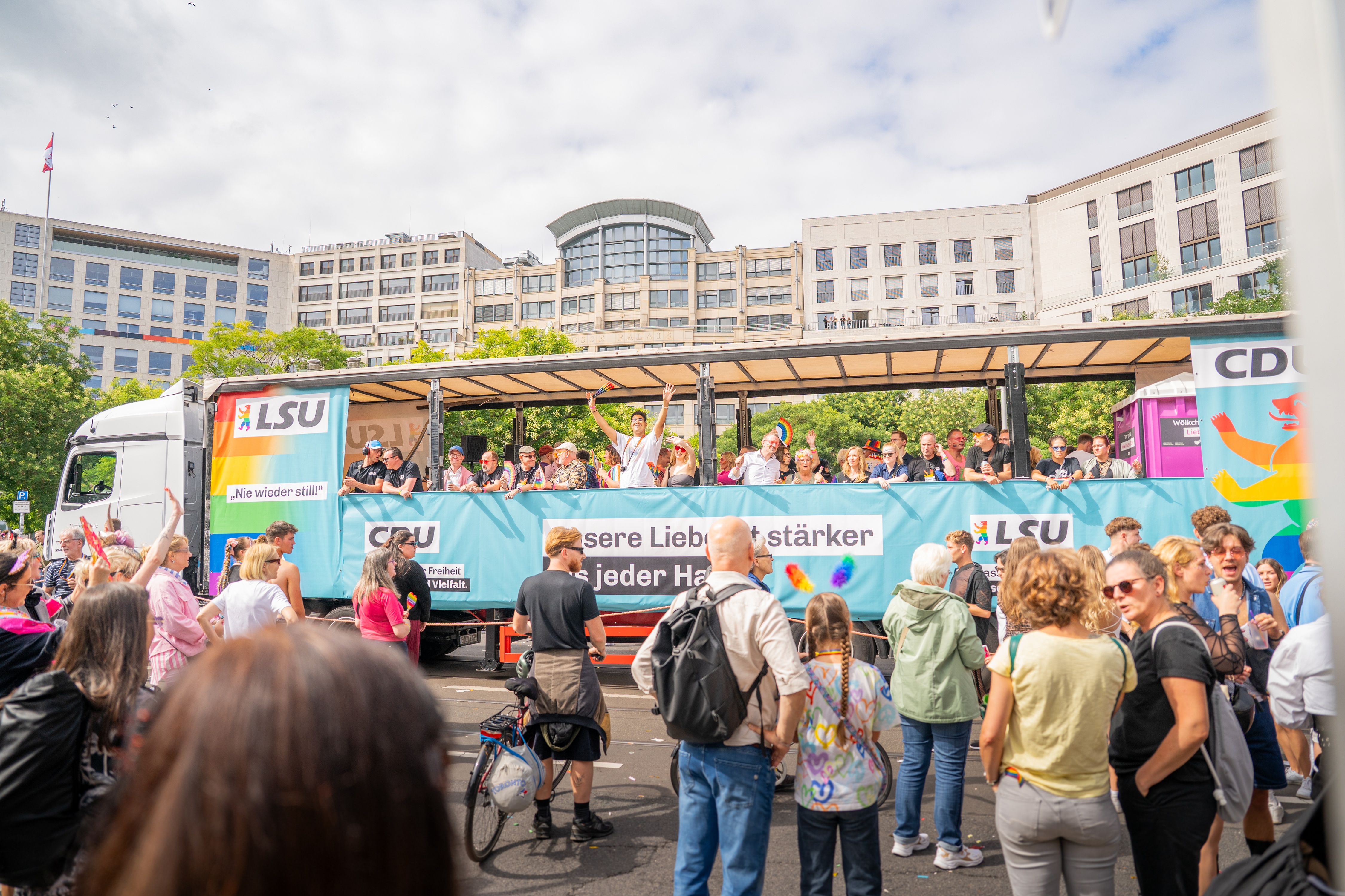 Truck der LSU Berlin auf dem Berliner CSD 2025 
Bild: Lukas Hanke
