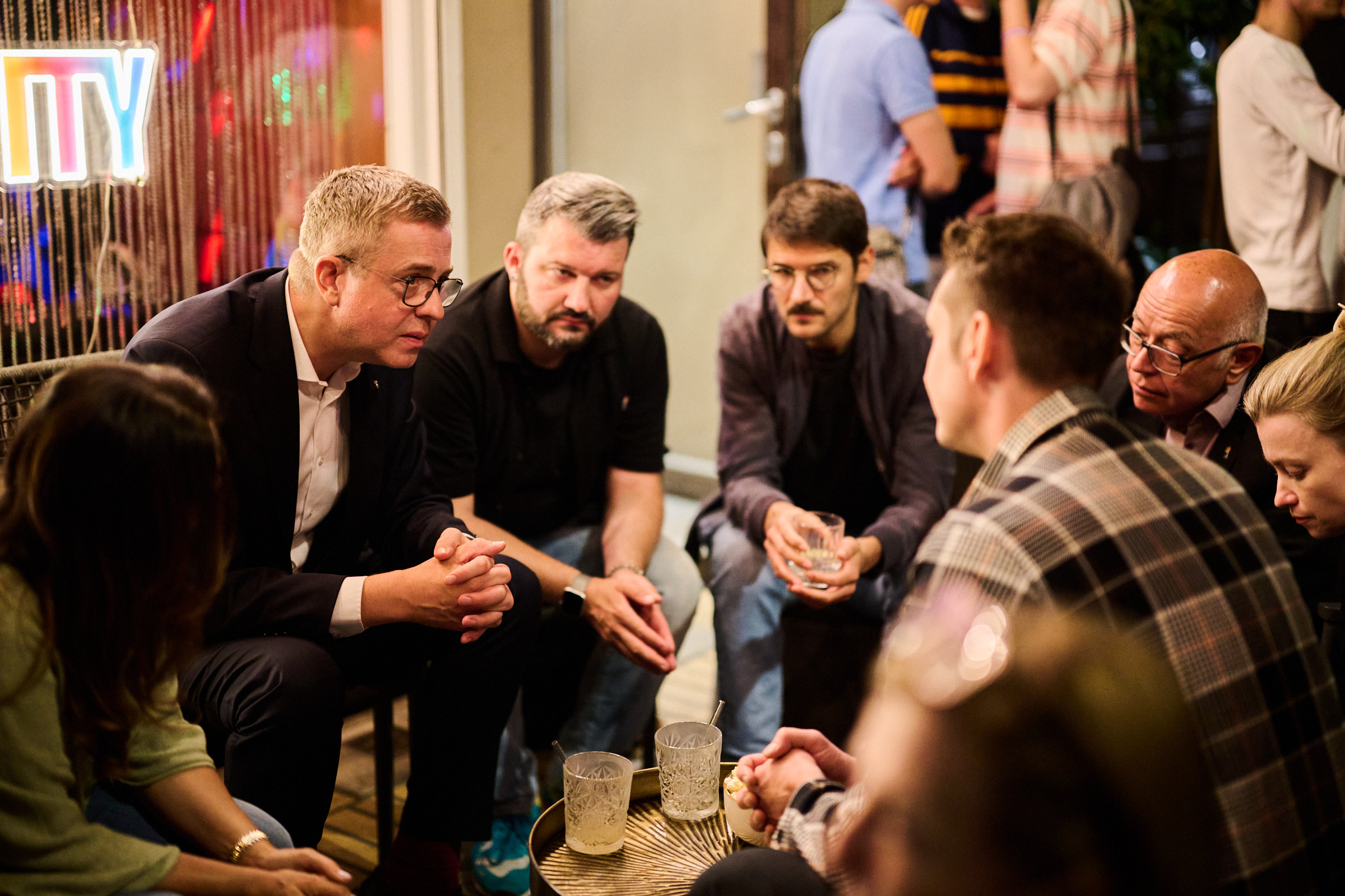 Im Gespr�ch mit Max - Heile Welt Berlin Bar - Bild: Yves Sucksdorff